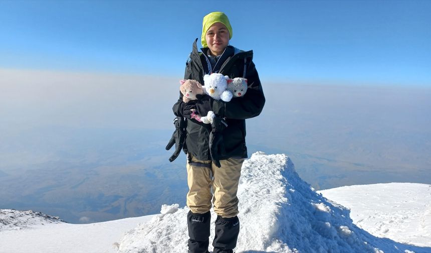 Lise öğrencisi Meryem, oyuncak ayıcıklarla Ağrı Dağı'nın zirvesine tırmandı