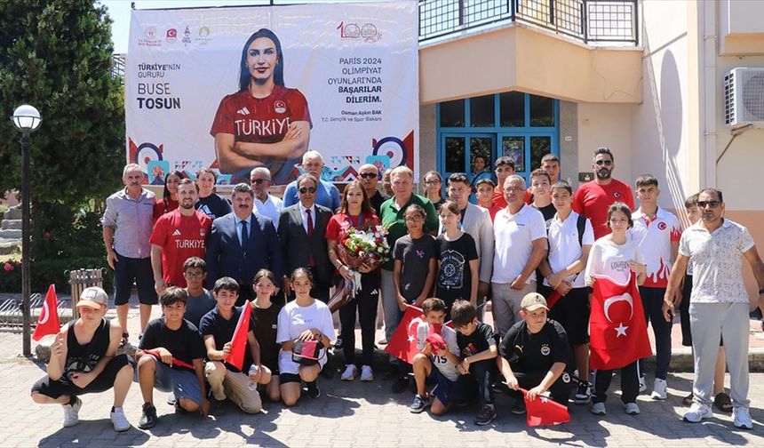 Olimpiyat üçüncüsü milli güreşçi Buse Tosun Çavuşoğlu, Yalova'da coşkuyla karşılandı