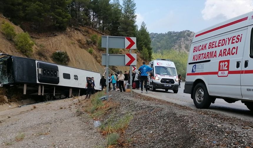 Burdur'da yolcu otobüsünün tıra çarpıp şarampole devrildiği kazada 8 kişi yaralandı