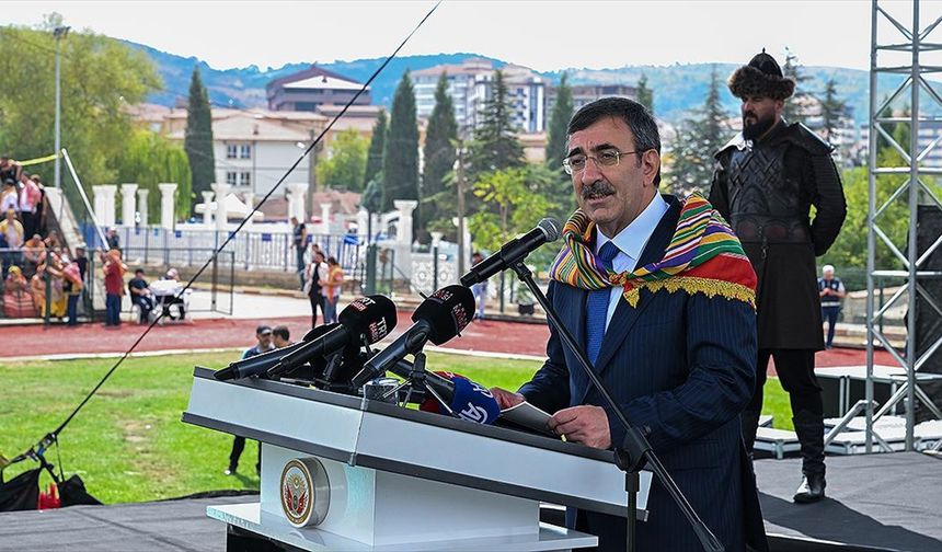 Cevdet Yılmaz: Ertuğrul Gazi Camii'nin kubbesinden göğe baktığımızda özgürce dalgalanan al bayrağımızı görüyoruz