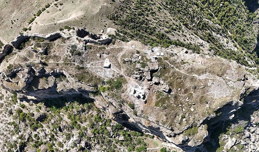 Gevhernik Kalesi'ndeki kazılarda çeşme ve sarnıç bulundu