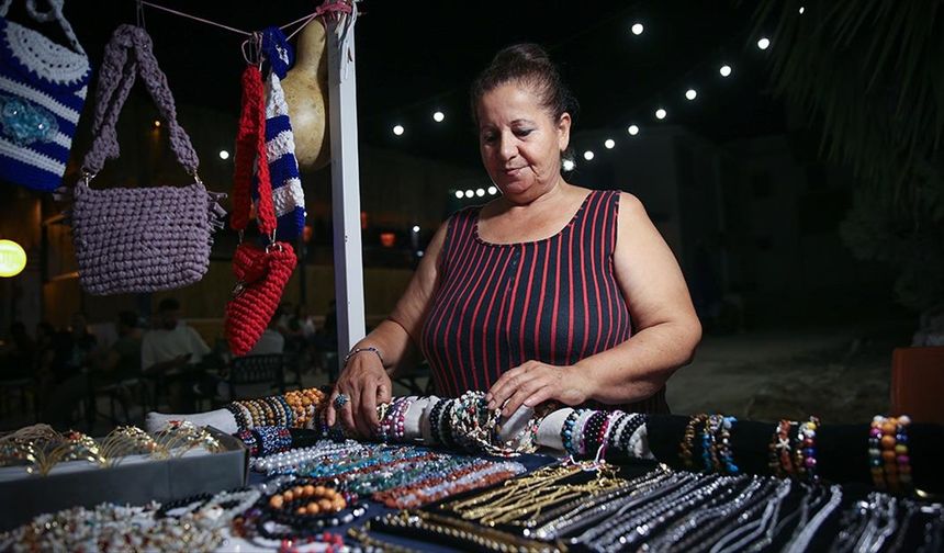 Hatay'da kadınların el emeği ürünleri, ışıklandırılan sokakta sergileniyor