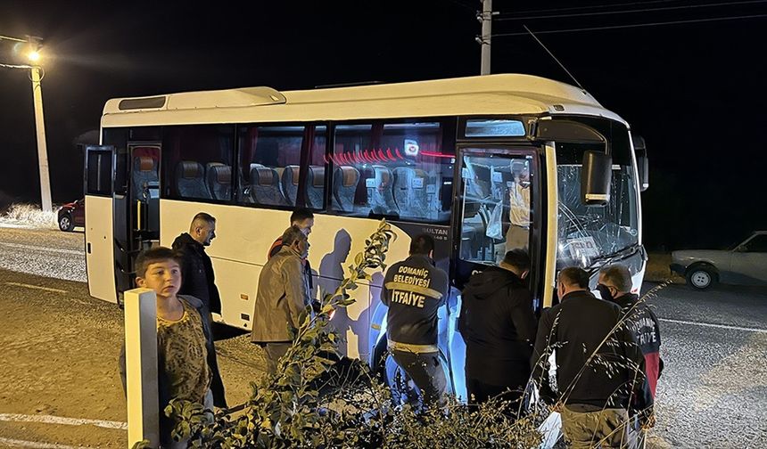 Kütahya'da işçi servisi ile hafif ticari araç çarpıştı, 10 kişi yaralandı