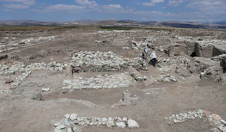 Oluz Höyük'teki kazılarda 18 yılda 6 uygarlığa ait 2 binden fazla eser bulundu