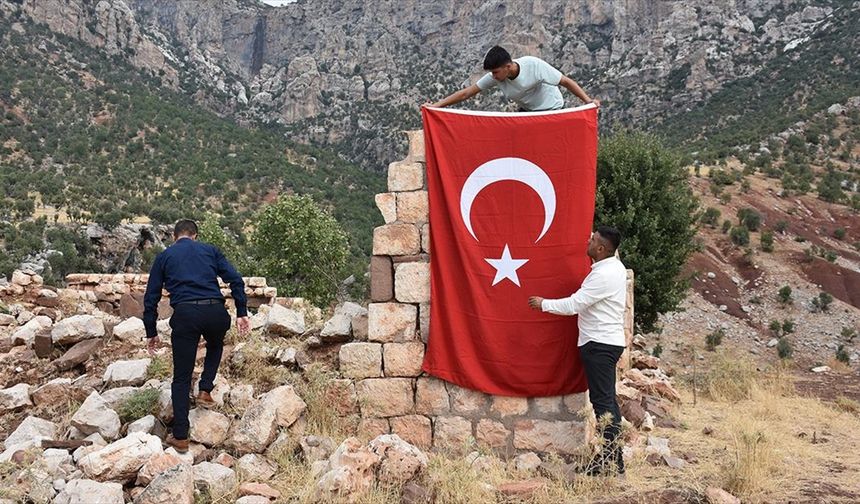 PKK'lı teröristlerin katlettiği yakınlarını, saldırının gerçekleştiği eve Türk bayrağı asarak andılar