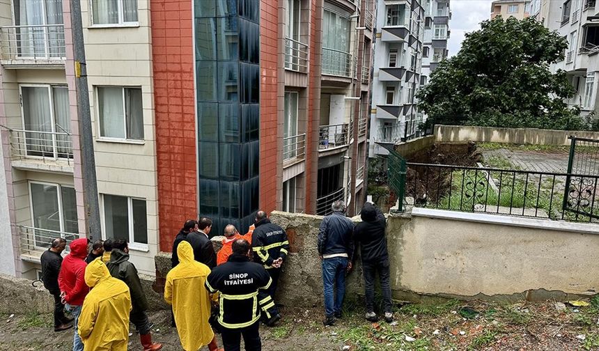 Sinop'ta sağanak nedeniyle istinat duvarı yıkıldı, bazı yollarda hasar oluştu