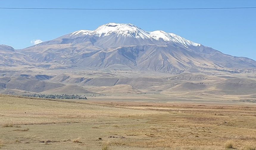 Süphan Dağı'nın zirvesi karla kaplandı