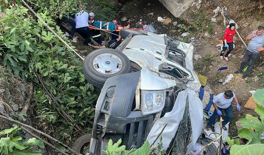 Tokat'ta fındık işçilerini taşıyan minibüs devrildi, 20 kişi yaralandı