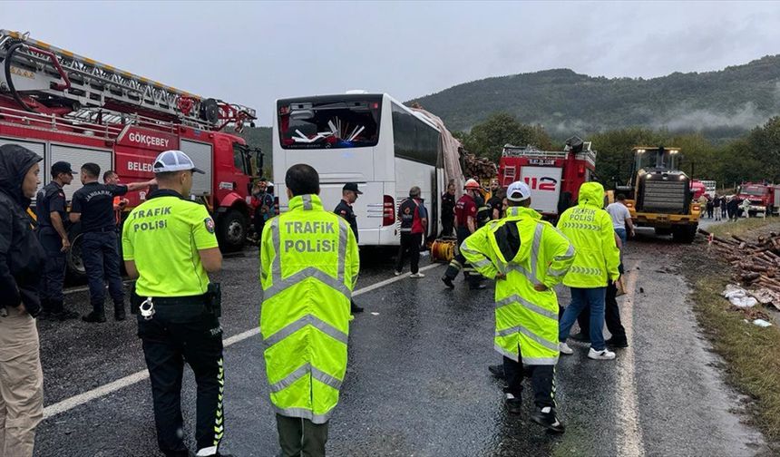 Zonguldak'ta otobüsle kamyonun çarpıştığı kazada 2 kişi öldü, 23 kişi yaralandı