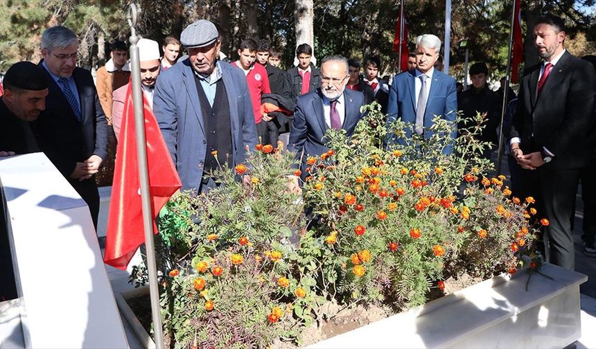 15 Temmuz Derneği üyelerinden şehit Ömer Halisdemir'in kabrine ziyaret