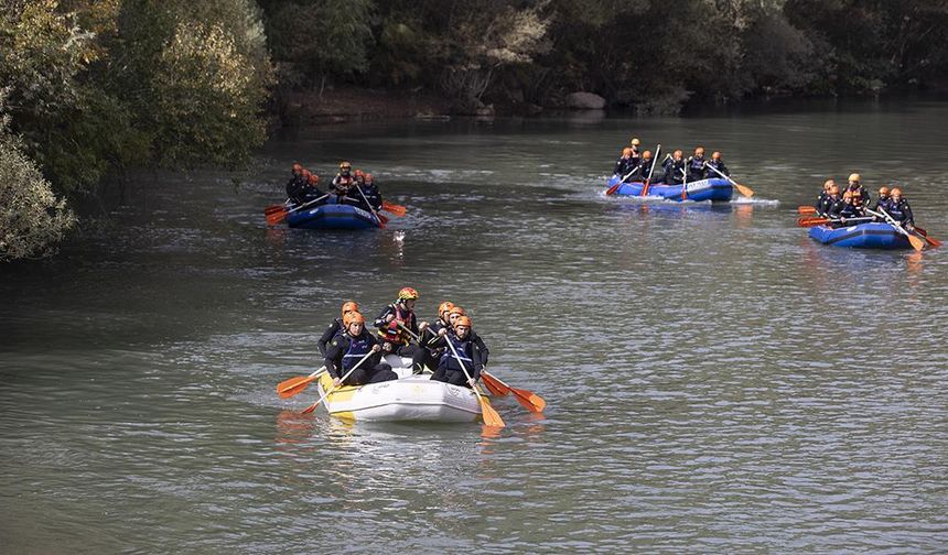 AFAD'ın arama kurtarma ekipleri eğitimlerini Munzur Çayı'nda alıyor