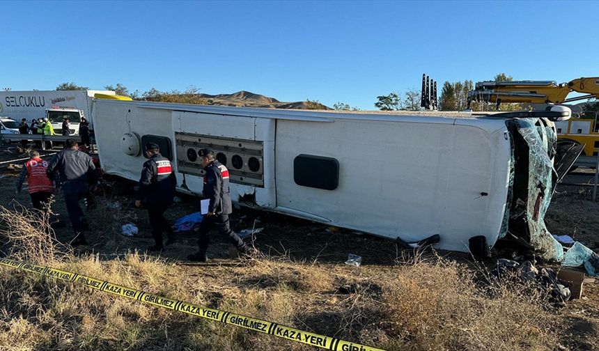 Aksaray'da tur otobüsünün devrilmesi sonucu 6 kişi öldü, 34 kişi yaralandı