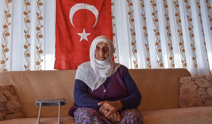 Asırlık çınar Güllü nine, Cumhuriyet'in 101. yılına şahitlik ediyor