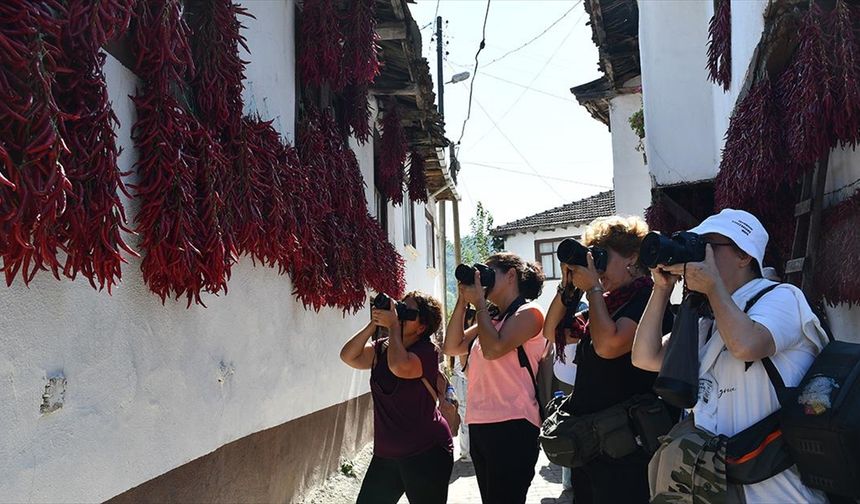 Bilecik'in tescilli biberinin kurutulduğu köy fotoğrafçıları ağırlıyor