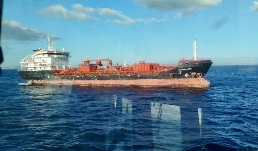 Çanakkale Boğazı'nda arızalanan tanker güvenli bölgeye demirletildi