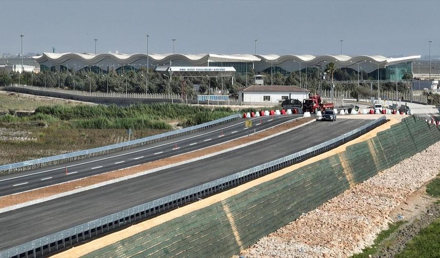 Depremlerde hasar gören Hatay Havalimanı yolu tek yönden gidiş geliş trafiğine açıldı