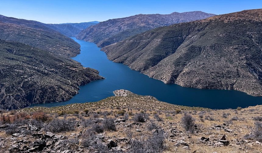 Elazığ, Diyarbakır ve Malatya'nın sınırının kesiştiği noktadaki baraj gölü manzarası dronla görüntülendi