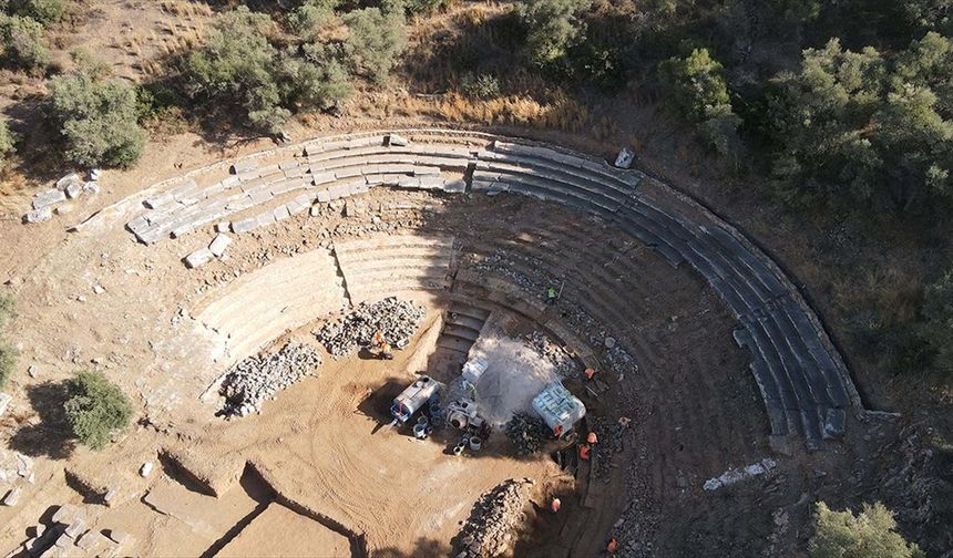 Euromos Antik Kenti'nin tiyatrosu ayağa kaldırılıyor