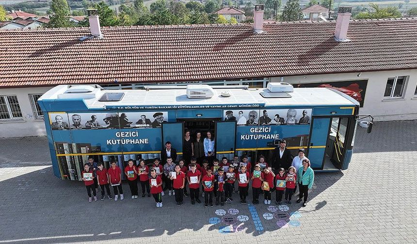 Gezici Kütüphane, köy okullarındaki öğrencilerin okuma alışkınlığını geliştiriyor