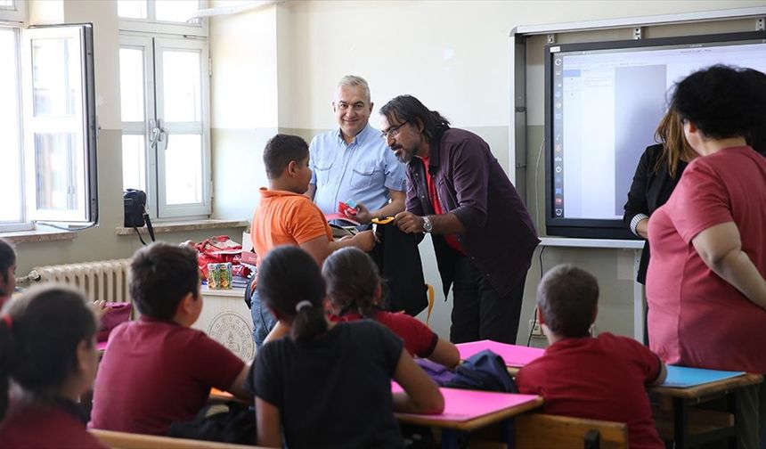 İzmir depreminde oğlunu kaybeden babanın başlattığı iyilik hareketi Hatay'a uzandı