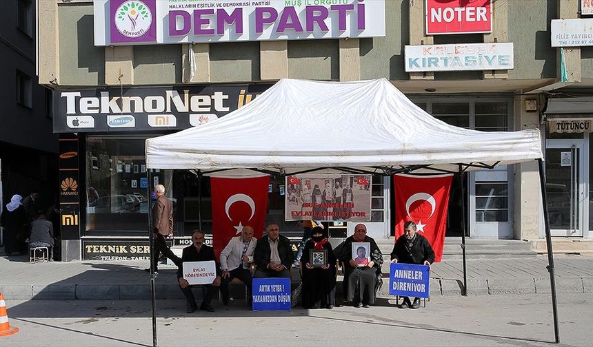 Muşlu aileler DEM Parti binası önündeki "evlat nöbeti"ne devam etti