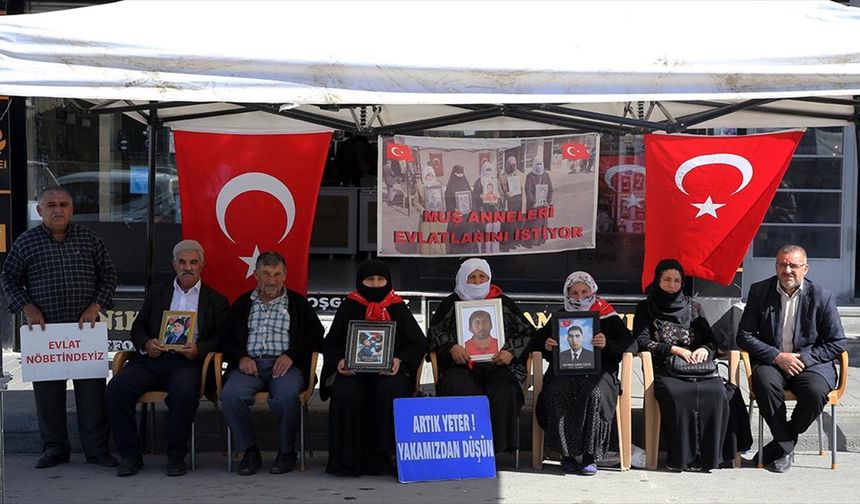 Muşlu ailelerin DEM Parti binası önündeki "evlat nöbeti" devam ediyor