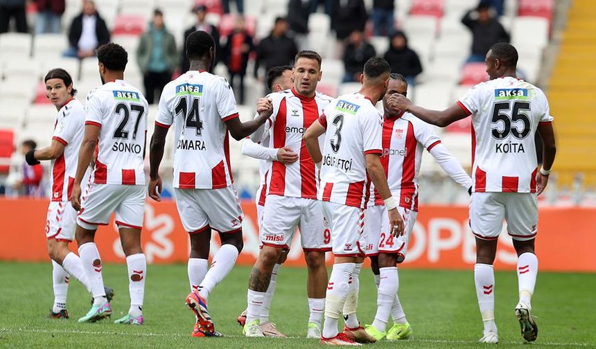 Sivasspor, sahasında Atakaş Hatayspor'u 3-2 yendi