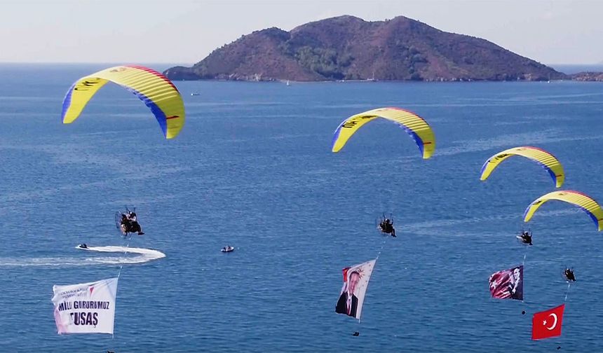 THK paramotor ekibi Fethiye'de bayrak ve pankartla TUSAŞ'a destek için uçtu