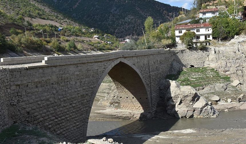 Torul Baraj Gölü'nde sular çekilince tarihi köprü ortaya çıktı