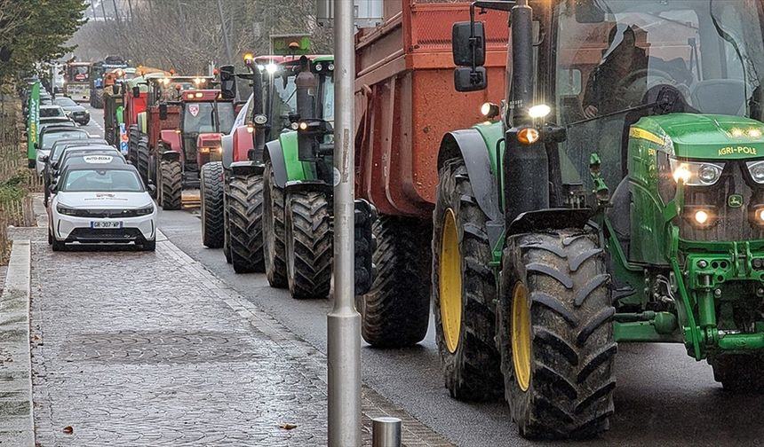 Fransa'da hükümetten yol kapatma eylemi yapan çiftçilere tepki