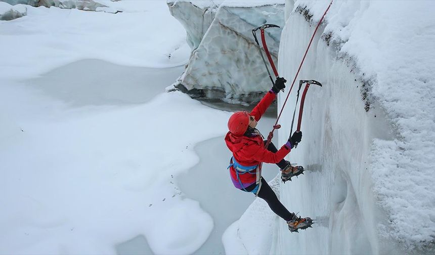 Hakkari'de dağcılar, beyaza bürünen Cilo Dağı'ndaki buzullara tırmandı