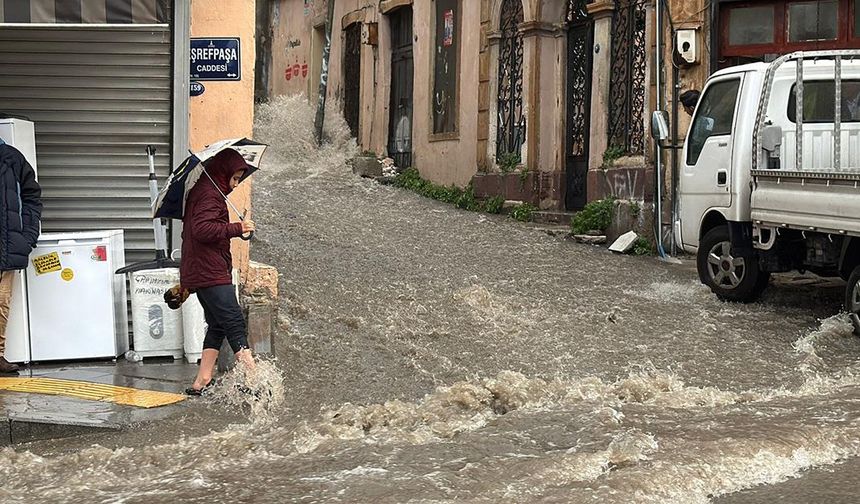 İzmir'de kuvvetli sağanak yaşamı olumsuz etkiliyor