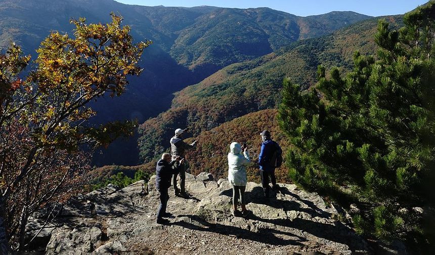 Kazdağları'nı ziyaret eden doğaseverler sonbahar renkleri eşliğinde zaman geçiriyor