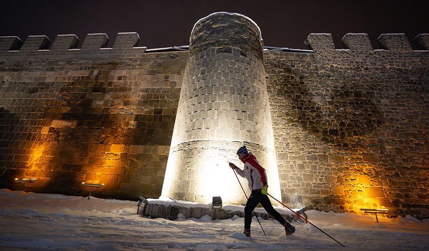 Milli sporcudan Erzurum'un tarihi yapıları arasında kayak keyfi