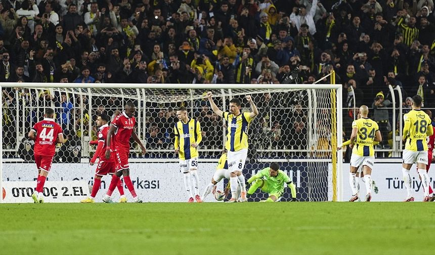 Sivasspor'un 3 maçlık galibiyet serisi Fenerbahçe mağlubiyetiyle sona erdi