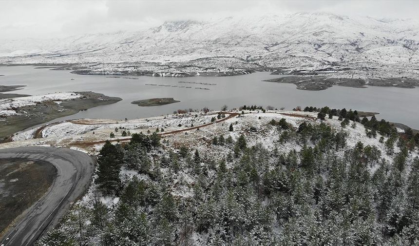 Malatya'da karla kaplanan Sürgü Barajı dronla görüntülendi