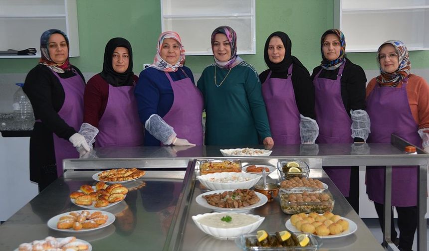 Bitlis'te kooperatif kuran kadınlar, yöresel lezzetleri pazarlıyor