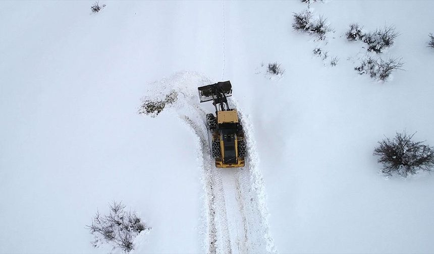 Bitlis'te kardan kapanan kilometrelerce yolu açık tutmak için mesai yapıyorlar