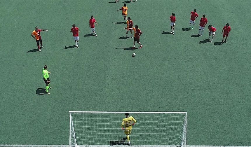 Galatasaraylı eski futbolcular, Cizre'de gençlerle dostluk maçı yaptı
