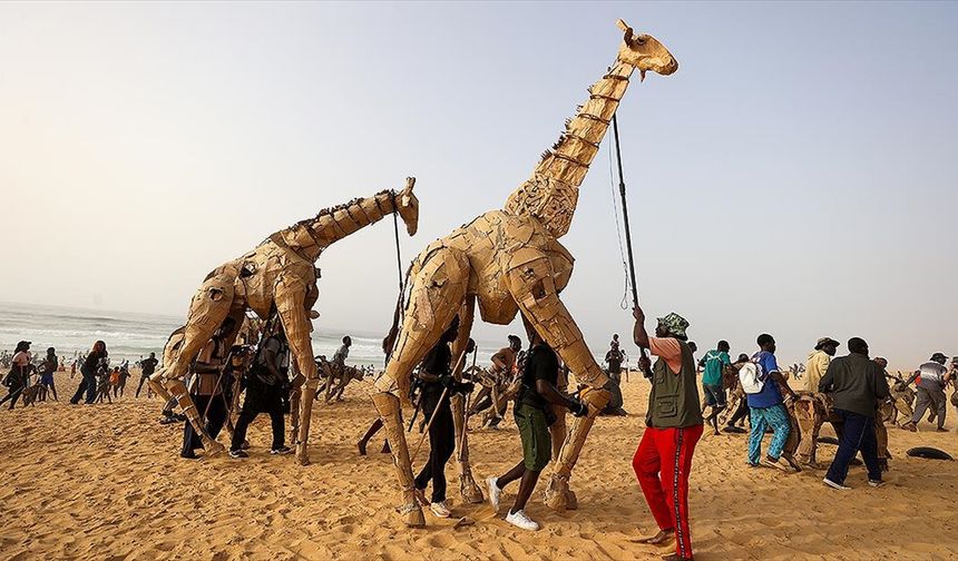 İklim krizine dikkati çekmek için kukla hayvanlarla Afrika'dan Avrupa'ya 20 bin kilometre katedecekler