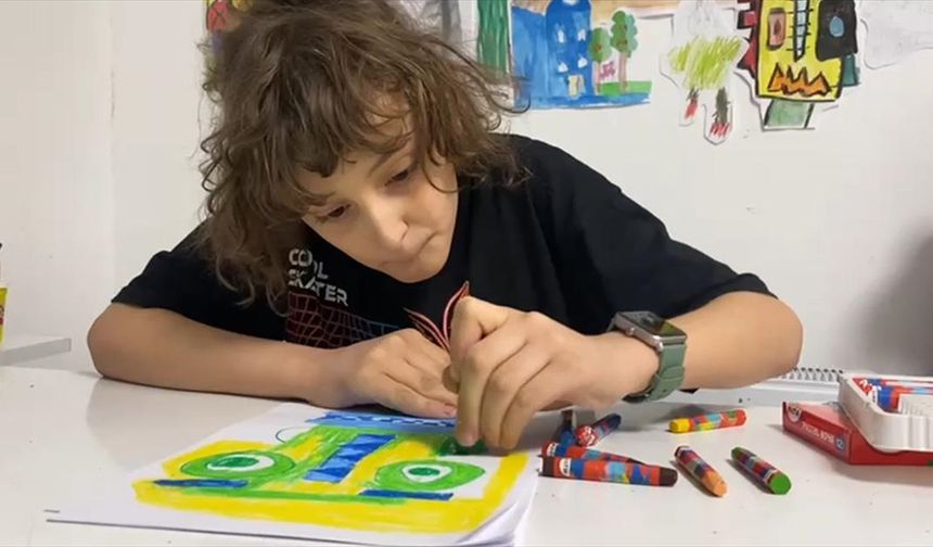 Resim tutkunu otizmli Ege, duygularını tuvale aktarıyor