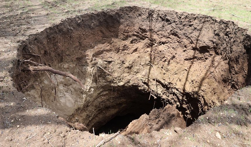 Sivas'ta bir tarlada 7 metre çapında obruk oluştu