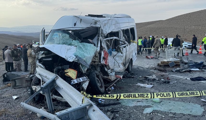 Van'da minibüsle kamyonetin çarpıştığı kazada ölenlerin sayısı 8'e yükseldi