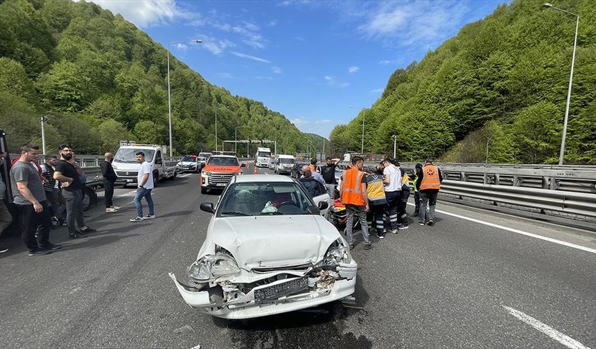Anadolu Otoyolu'nda otomobil ile oto kurtarıcısının karıştığı kazada 3 kişi yaralandı
