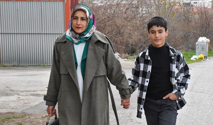 Çizgi filmden etkilenerek balkondan atlayan çocuk, fizik tedaviyle desteksiz yürümeye başladı