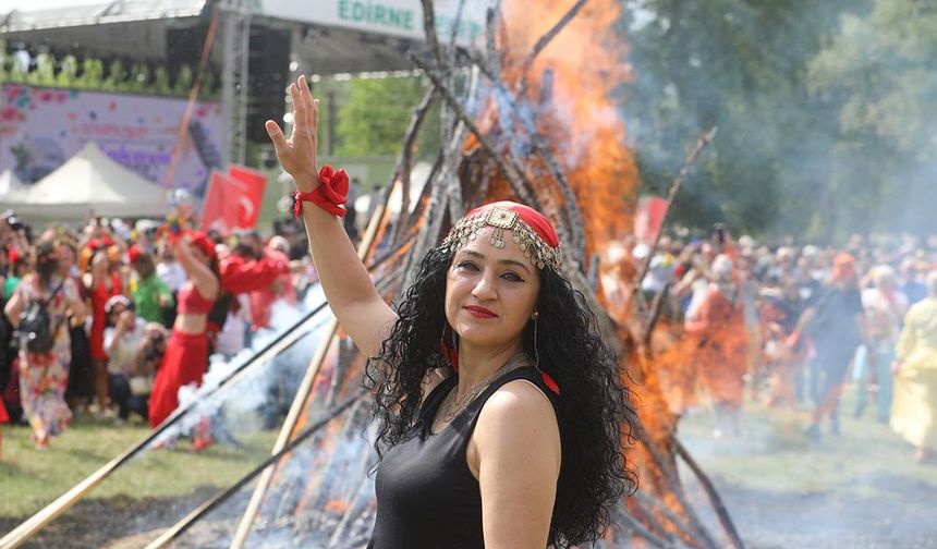 Edirne'de geleneksel "Kakava ateşi" yakıldı