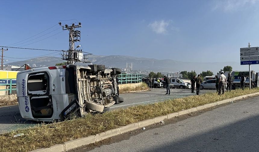 Kahramanmaraş'ta işçi servisi ile otomobilin çarpıştığı kazada 12 kişi yaralandı