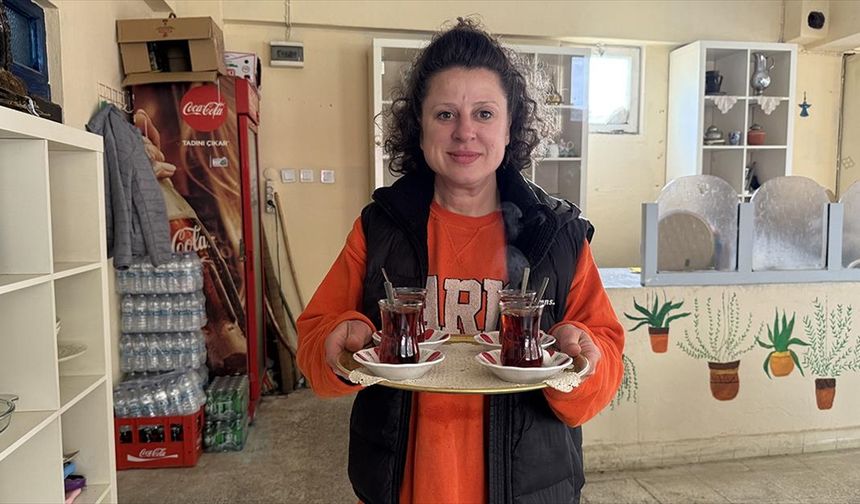 "Kahveci Seval" çalışma azmiyle çevresine örnek oluyor
