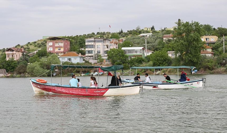 "Küçük Venedik"in kayıkçı kadınları Uluabat Gölü'nde turist gezdiriyor