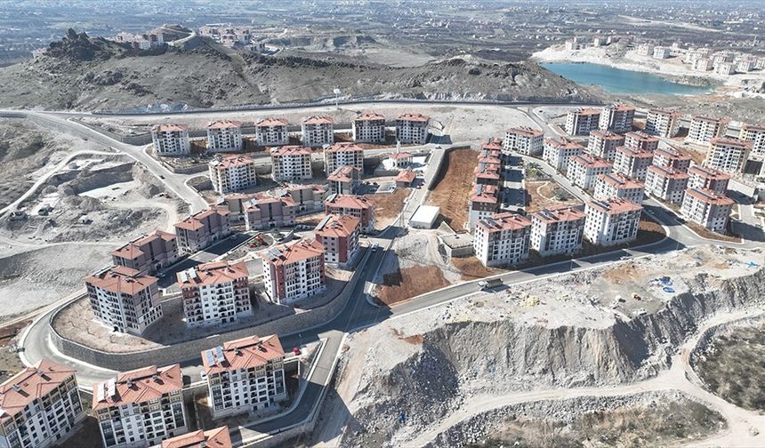 Malatya'da deprem konutlarının yapımı sürüyor